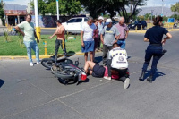 Accidente en Rawson: una joven que iba en moto terminó gravemente herida tras chocar contra un auto