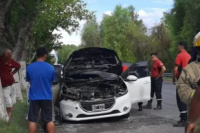 Caos en plena Avenida Circunvalación por un auto que se prendió fuego