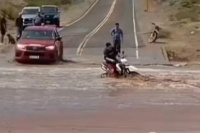 La creciente arrastró una motocicleta en Ullúm