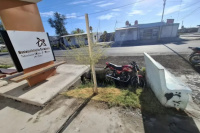 Perdió el control de su moto por manejar alcoholizado y terminó en una cuneta