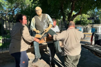 En Capital: retiraron la estatua de Sarmiento