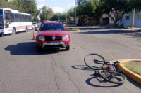 Una camioneta atropelló a una ciclista en Avenida Rawson