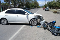 En Rivadavia: duro accidente entre una moto y un auto dejó a dos mujeres heridas