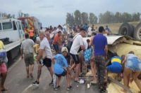 Un camionero mendocino murió tras volcar en Buenos Aires y las personas que estaban en el lugar arrasaron con la carga