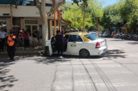 Terrible accidente de dos autos en un cruce de semáforos que no estaba funcionando