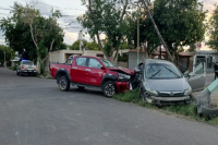 Un auto terminó contra un poste tras chocar con una camioneta