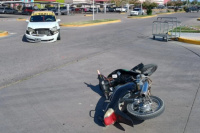 Brusco accidente vial entre un taxi y una motocicleta en el estacionamiento del Hiper