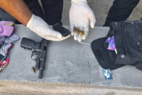 Detuvieron a un ladrón que escapaba por los techos y le encontraron una pistola adulterada