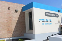 Una mujer que iba a la comisaría a realizar una denuncia, atacó a tres policías y fue detenida