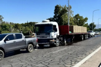 Accidente en Circunvalación: un camión impactó contra dos autos y provocó una fuga de combustible