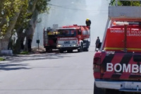 Un voraz incendio se desató en una carpintería de Albardón, generando un gran susto entre los vecinos