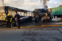 Un colectivo que trasladaba niños se incendió luego de chocar contra un camión