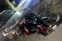 Conducía su motocicleta sin luces y un auto lo impactó de frente