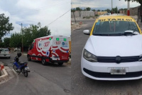 Un motociclista impactó contra un taxi y terminó hospitalizado