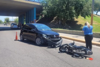 Un motociclista resultó herido tras chocar con un auto en Santa Lucía