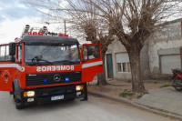 Un grave incendio en una fábrica de Santa Lucía dejó a una persona intoxicada