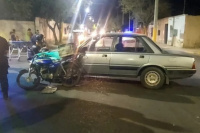 Un motociclista chocó contra un automóvil en Santa Lucía