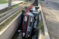 Un vehículo terminó en un canal tras un accidente, el conductor afirma que se le cruzaron unos perros