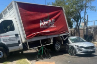 Impactante choque en Capital: un camión aplastó un auto y una bicicleta