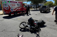 Una mujer en moto chocó contra una camioneta y terminó hospitalizada