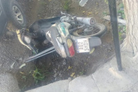 En Rivadavia: un motociclista quiso esquivar un automóvil y terminó contra un árbol