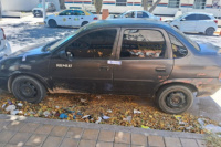 Dos ladrones quedaron detenidos por robar documentos y dinero de un vehículo