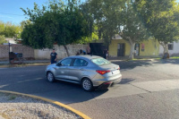 Un motociclista embistió a un remis por ignorar el derecho de paso en una rotonda