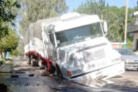 Un camión quedó atascado en una calle de Albardón tras el hundimiento del asfalto