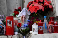 Miles de fieles y religiosos rezan por el papa Francisco en un altar frente al hospital de Roma