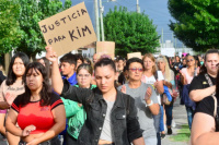 Gran marcha pidiendo justicia por el crimen de Kim Gómez: hubo incidentes en la Municipalidad de La Plata