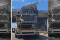 Un camión queda atascado bajo un puente en Pocito y generó que varios autos tengan que desviarse