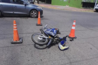 Un choque entre una motocicleta y una camioneta en Capital dejó a dos personas heridas