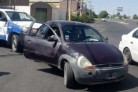 Un auto quiso ingresar a una rotonda y fue embestido por una camioneta 