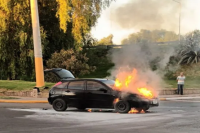 Impactante: un auto se prendió fuego en plena Circunvalación