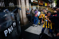 Incidentes en el Congreso: hay enfrentamientos entre barras y la policía en la marcha por los jubilados