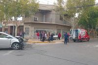 Violento choque en pleno centro de San Juan dejó un hombre hospitalizado