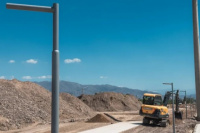 Avanzan las obras en calle 5 y ya se instaló la nueva iluminación