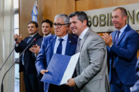 Marcelo Orrego le tomó juramento al nuevo secretario de Seguridad y Orden Público, Enrique Delgado