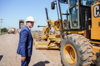 Marcelo Orrego supervisó el inicio de la obra de pavimentación de la calle Alfonso XIII en Rawson