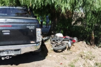 Un motociclista impactó contra una camioneta estacionada y terminó en el hospital